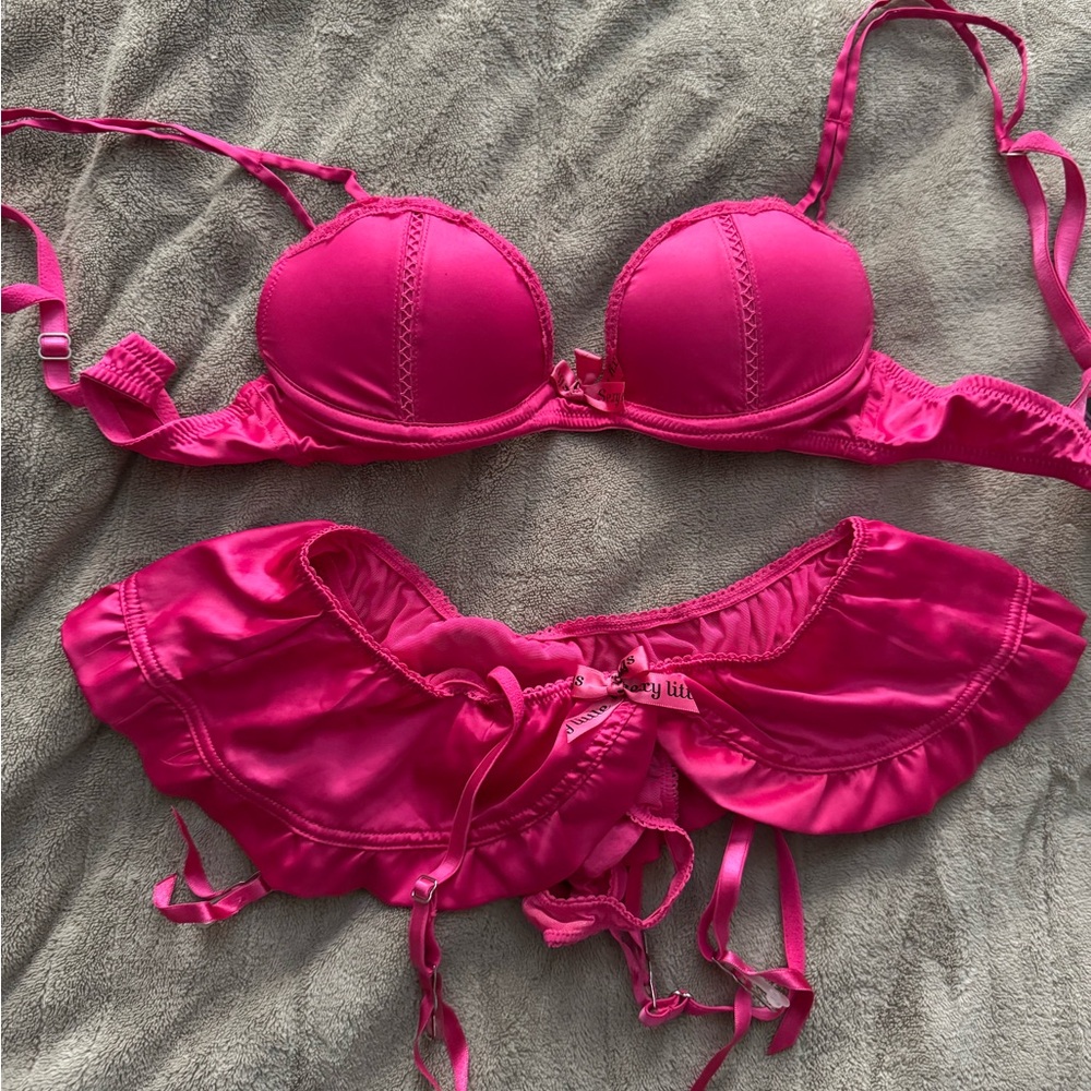 Victoria’s Secret DEADSTOCK Sexy Little Thing Xmas Thong Garter Skirt Bra Set